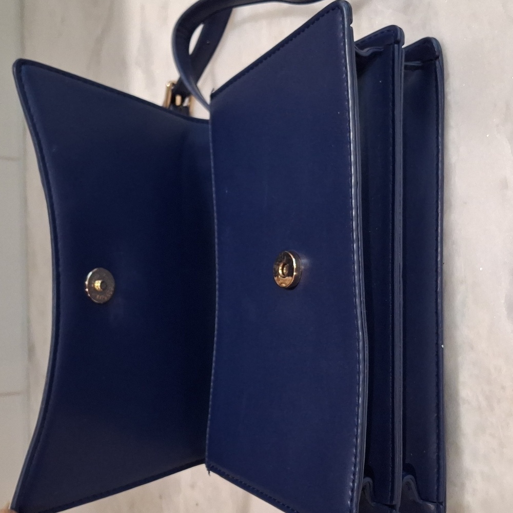 Chain Handbag - Picture 10 of 15